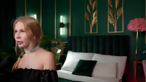 Snapshot of rosa_evans chatting on 12.02.25 Delicate flower Rose online show from 12.02.25