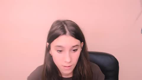 Snapshot of rosalais_ chatting on 11.15.25 Rose online show from 11.15.25