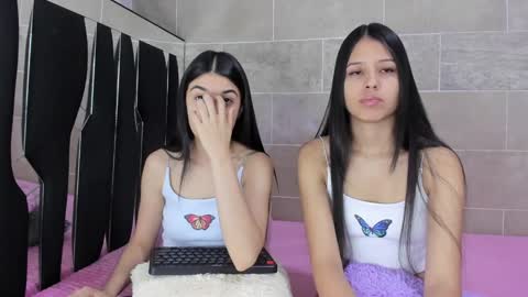 Snapshot of roseandmiah chatting on 01.02.25 Rose y Miah online show from 01.02.25