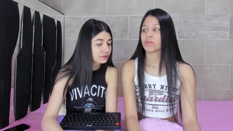 Snapshot of roseandmiah chatting on 01.04.25 Rose y Miah online show from 01.04.25