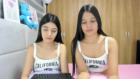 Snapshot of roseandmiah chatting on 05.05.26 Rose y Miah online show from 05.05.26