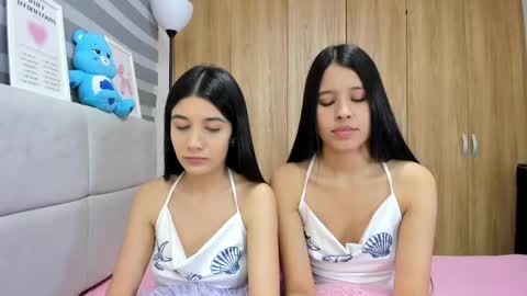 Snapshot of roseandmiah chatting on 05.06.26 Rose y Miah online show from 05.06.26