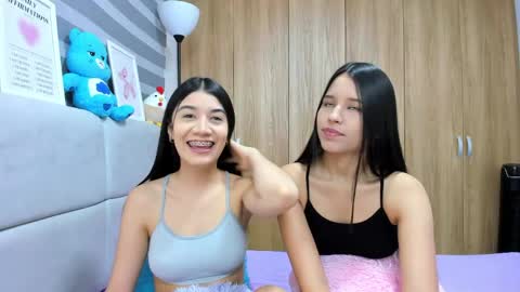 Snapshot of roseandmiah chatting on 05.31.26 Rose y Miah online show from 05.31.26