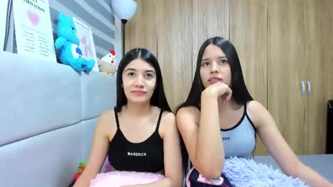 Snapshot of roseandmiah chatting on 06.21.26 Rose y Miah online show from 06.21.26