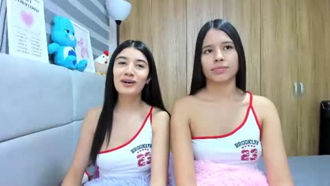 Snapshot of roseandmiah chatting on 06.25.26 Rose y Miah online show from 06.25.26
