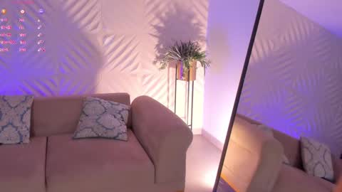 Snapshot of roseferrera chatting on 03.09.25 Rose online show from 03.09.25