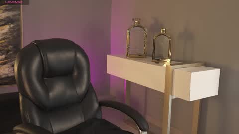 Snapshot of roseferrera chatting on 10.14.25 Rose online show from 10.14.25