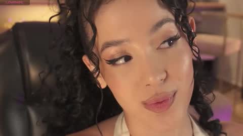 Snapshot of roseferrera chatting on 10.26.25 Rose online show from 10.26.25