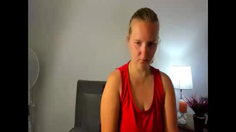 Snapshot of rosehypnotic chatting on 05.19.26 Rose online show from 05.19.26