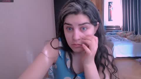 Snapshot of roselina_ chatting on 03.06.25 Rose online show from 03.06.25