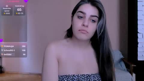 Snapshot of roselina_ chatting on 11.06.25 Rose online show from 11.06.25