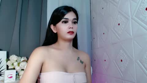 Snapshot of rosella_xx chatting on 10.11.25 TONETH online show from 10.11.25