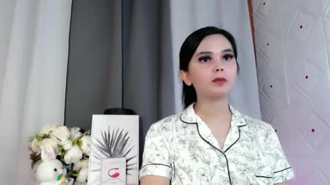 Snapshot of rosella_xx chatting on 11.05.25 TONETH online show from 11.05.25
