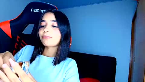 Snapshot of rousse_violet chatting on 06.17.26 rousse_violet online show from 06.17.26