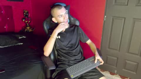 Snapshot of rowancley chatting on 10.01.25 Rowan online show from 10.01.25