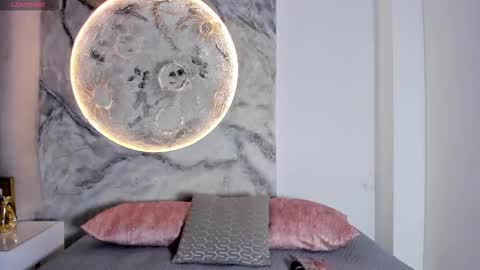 Snapshot of roxanaborns chatting on 11.21.25 roxanaborns online show from 11.21.25