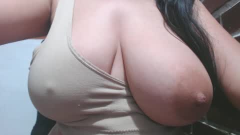 Snapshot of roxanbahottt chatting on 03.01.25 roxxy online show from 03.01.25