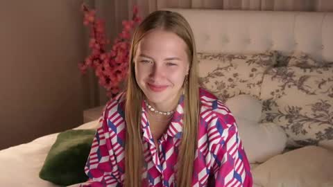 Snapshot of roxanelan chatting on 09.15.25 Anna Lokiss online show from 09.15.25