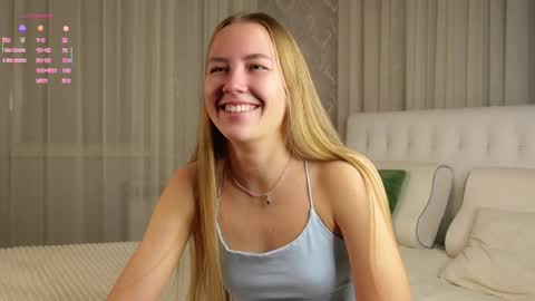 Snapshot of roxanelan chatting on 10.22.25 Anna Lokiss online show from 10.22.25