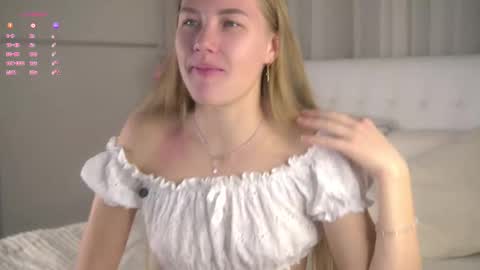 Snapshot of roxanelan chatting on 11.05.25 Anna Lokiss online show from 11.05.25