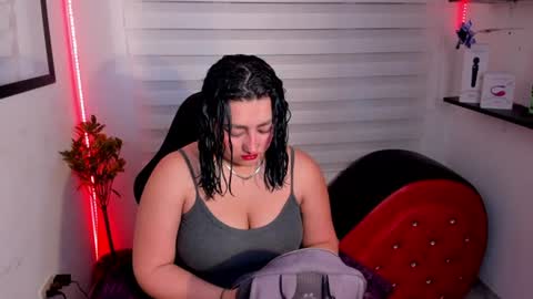 Snapshot of roxanne_morelli chatting on 06.28.26 roxanne online show from 06.28.26