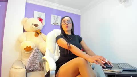 Snapshot of roxanneevans_ chatting on 12.01.25 Roxanne evans Schedule 700 -1400GTM-5 online show from 12.01.25