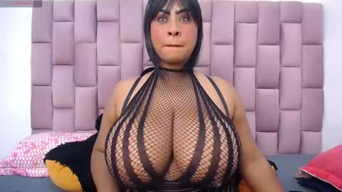 Snapshot of roxannehott chatting on 11.22.25 ross brown online show from 11.22.25