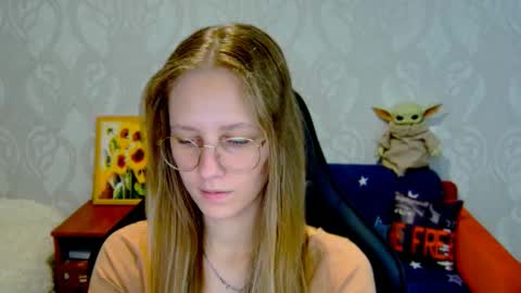 Snapshot of roxie_shy chatting on 09.11.25 roxie_shy online show from 09.11.25