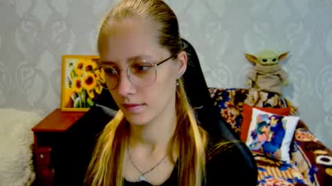 Snapshot of roxie_shy chatting on 09.12.25 roxie_shy online show from 09.12.25