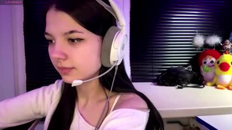 Snapshot of roxiepiurkowski chatting on 11.30.25 Hana online show from 11.30.25