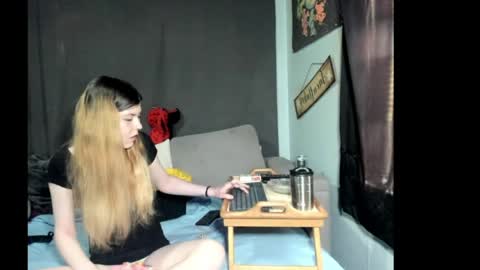 Snapshot of roxihazeleyes chatting on 03.27.26 roxihazeleyes online show from 03.27.26