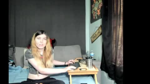 Snapshot of roxihazeleyes chatting on 03.31.26 roxihazeleyes online show from 03.31.26