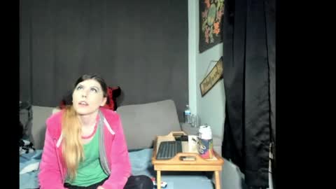 Snapshot of roxihazeleyes chatting on 04.01.26 roxihazeleyes online show from 04.01.26