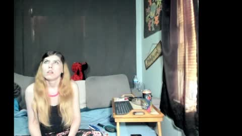 Snapshot of roxihazeleyes chatting on 04.01.26 roxihazeleyes online show from 04.01.26