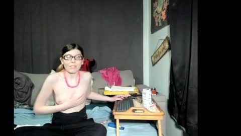 Snapshot of roxihazeleyes chatting on 04.15.26 roxihazeleyes online show from 04.15.26