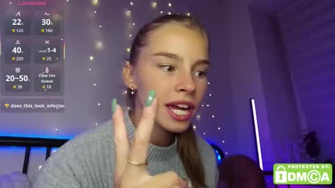 Snapshot of roxxxie_reid chatting on 09.18.25 Roxieex ABBY online show from 09.18.25