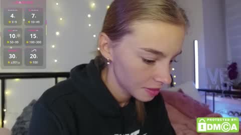 Snapshot of roxxxie_reid chatting on 09.23.25 Roxieex ABBY online show from 09.23.25