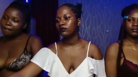 Snapshot of roxy_heather chatting on 11.08.25 Roxy online show from 11.08.25