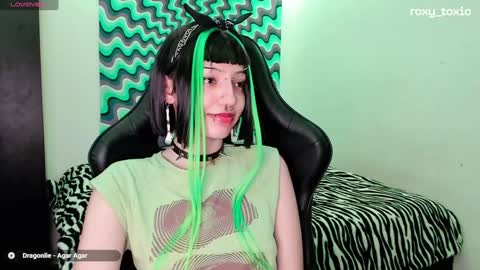 Roxy Independient model Help me to reach 50 thumbs up online show from 01.21.25