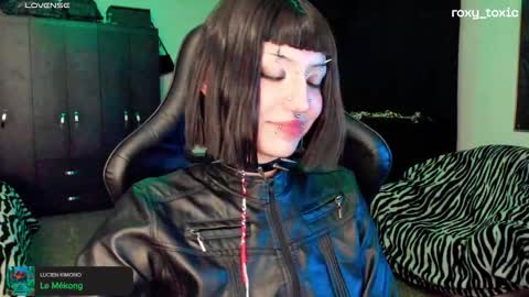 Roxy Independient model Help me to reach 50 thumbs up online show from 10.15.25