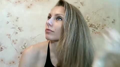 Snapshot of roxyfox18x01 chatting on 06.11.26 roxyfox18x01 online show from 06.11.26