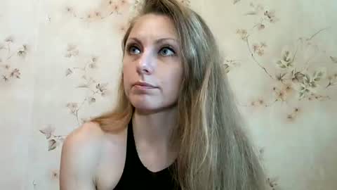 Snapshot of roxyfox18x01 chatting on 06.12.26 roxyfox18x01 online show from 06.12.26