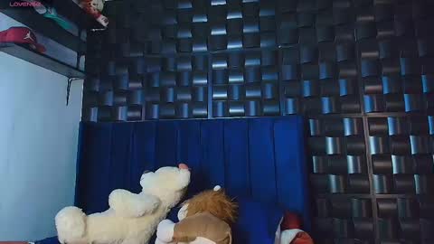 Snapshot of roy_barney chatting on 10.18.25 ANTONIO online show from 10.18.25