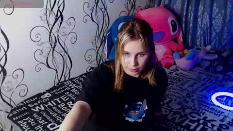 Snapshot of royangela chatting on 09.25.25 angela online show from 09.25.25