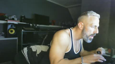 Chico que rico Caliente online show from 01.19.25