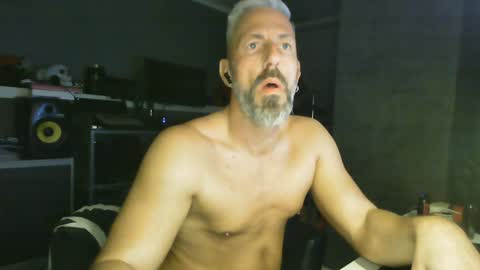 Chico que rico Caliente online show from 01.19.25