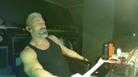 Snapshot of ruffi77 chatting on 02.20.26 Chico que rico Caliente online show from 02.20.26