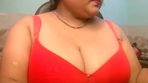 Snapshot of s03286 chatting on 10.24.25 HotLovers online show from 10.24.25