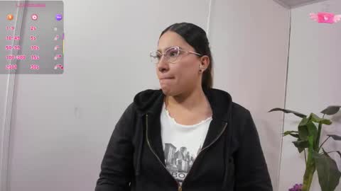 Snapshot of saaya_tay chatting on 09.17.25 saaya_tay online show from 09.17.25