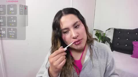 Snapshot of saaya_tay chatting on 10.10.25 saaya_tay online show from 10.10.25